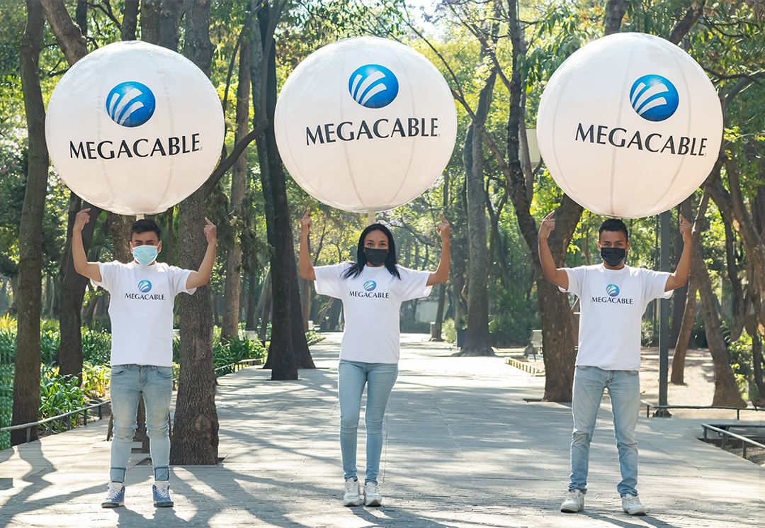 Equipo de campo con esferas inflables Megacable