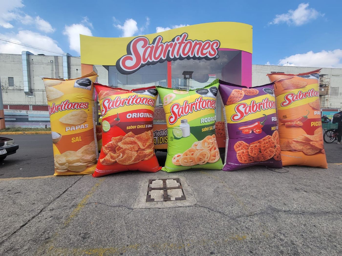 Activación BTL Sabritones — empaques inflables gigantes en calle
