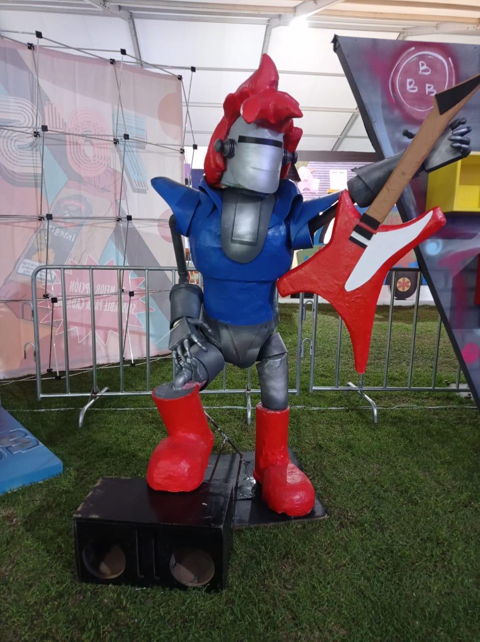 Volumétrico de caballero con guitarra en la Feria de los 90's de Tiendas 3B