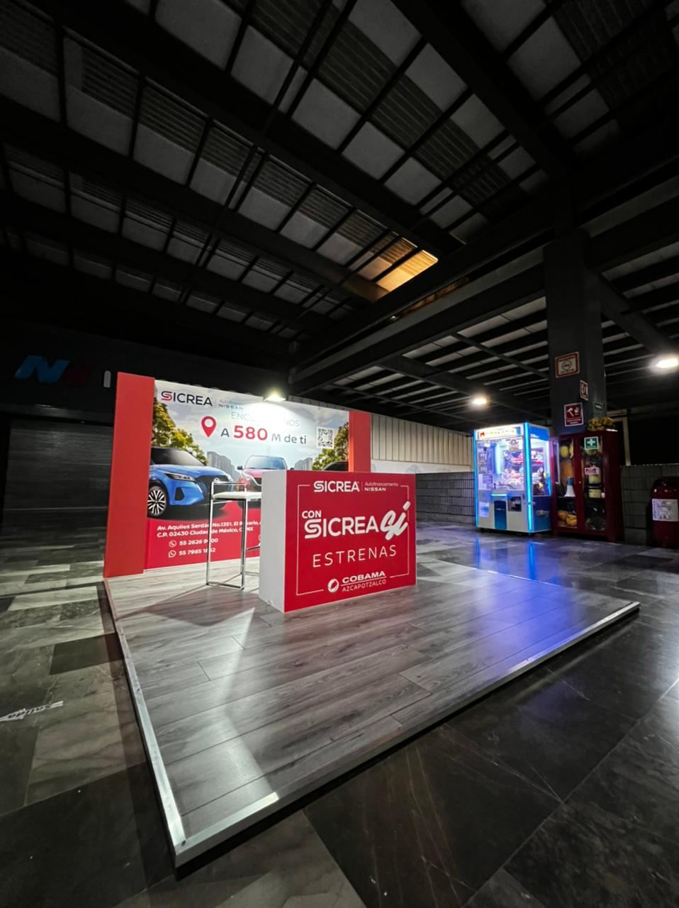 Stand SICREA Nissan con piso de duela y módulo de atención
