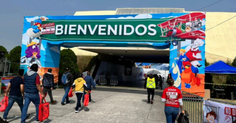 Arco de bienvenida temático para evento de Tiendas 3B