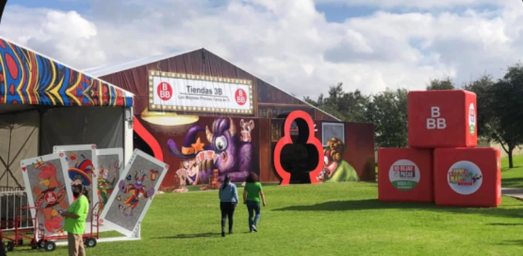 Activación de feria Tiendas 3B con carpa temática e inflables