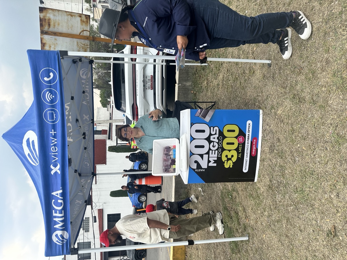 Modulo de Grupo Alknce en calle para activacion y volanteo de Megacable
